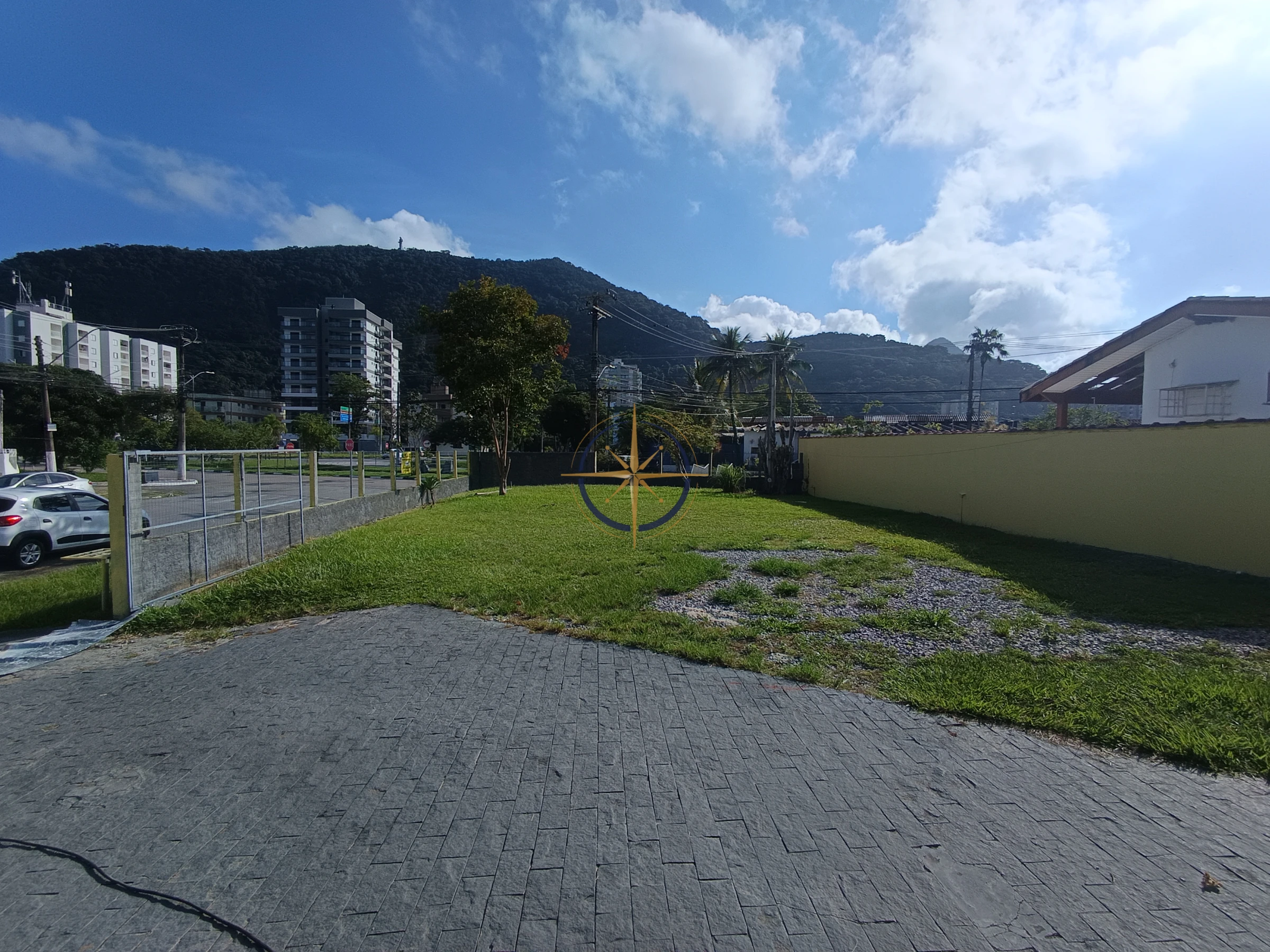 Foto de Terreno à venda no Sumaré, Caraguatatuba - Esquina estratégica com edícula de 164m² e próximo à praia