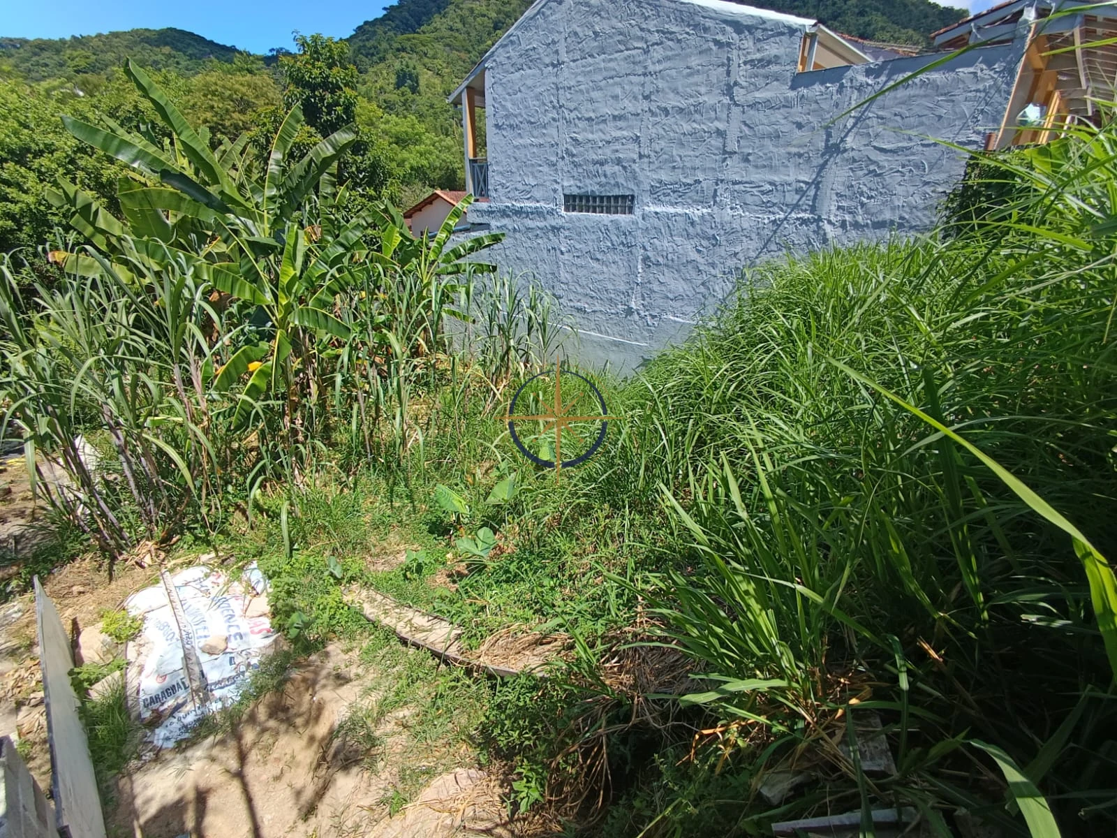 Foto de Terreno à venda no bairro Cidade Jardim em Caraguatatuba - Murado e com infraestrutura completa